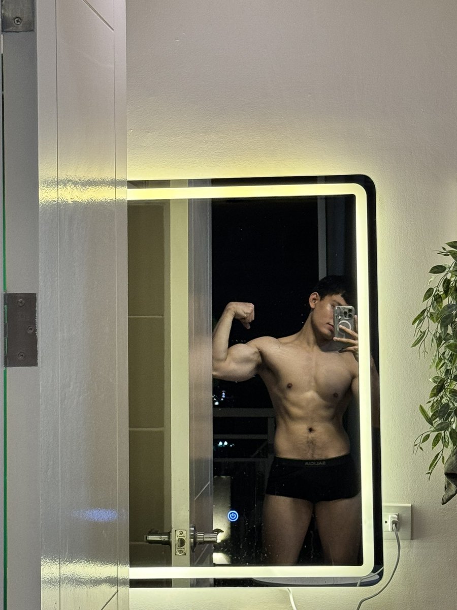 Everything is getting bigger😜

Can you RT this to see me on your DMs?
