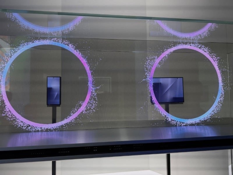 سامسونج تكشف لأول مرة عن هاتفها الثلاثي الطي “Trifold”

في حدث تقني مفاجئ، عرضت سامسونج للمرة الأولى نموذجها الحقيقي من الهاتف القابل للطي مرتين، المعروف باسم Trifold Phone، خلال فعالية K-Tech Showcase ضمن قمة APEC في كوريا الجنوبية.

🔹 تصميم مختلف كليًا

الهاتف يتميز بوجود