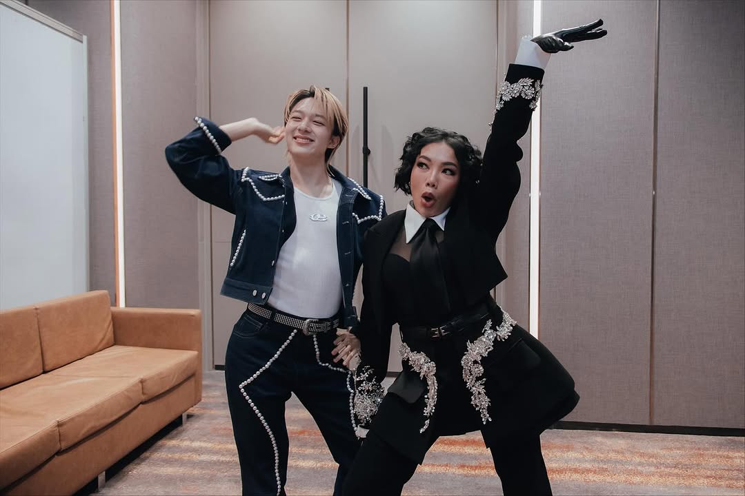 woainewofficial's tweet image. 【☁️📷】
 ©️ ig : daendorphine
🗓 : 28.10.2025

ขอบคุณพี่ดา Endorphine ที่ให้นุนิวได้เป็นส่วนหนึ่งในคอนเสิร์ตที่ยิ่งใหญ่ในครั้งนี้ด้วยนะคะ เป็นประสบการณ์ที่ดีมากเลยค่ะ ☺️🙏

#DA20ConcertxNuNewD1
#DA20ConcertxNuNewD2
#JulasHerbXDA20Concert

— @CwrNew ♡
#NuNew #NanaNu