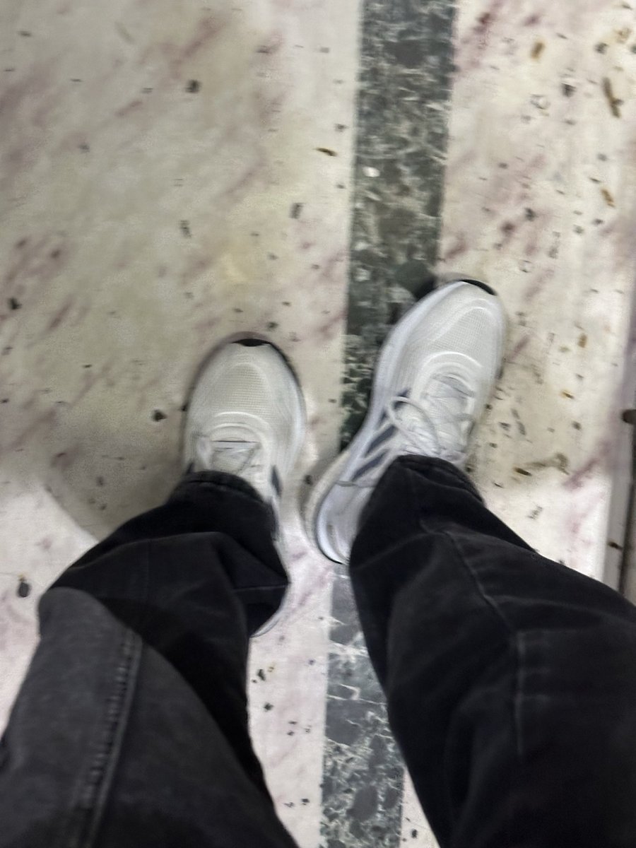 notglittering's tweet photo. 我真心觉得这鞋子挺好看的。但我朋友说像顺直才会穿。。 https://t.co/POx6HhRI6V