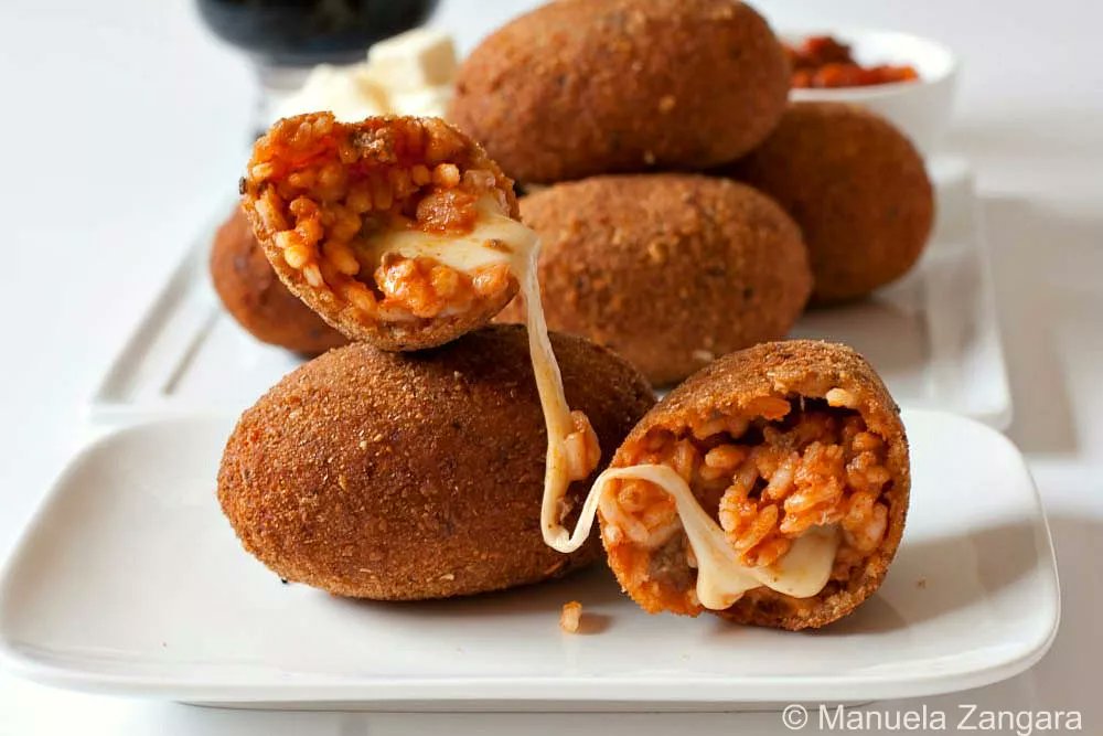 Crispy, cheesy, and irresistibly stretchy 🧀 Supplì al Telefono are your new favourite snack! Golden rice balls filled with molten mozzarella and fried to perfection 🤤 Fry them fresh and serve hot!

Recipe: tinyurl.com/yc4ph6r2

#cheesepull #appetiser