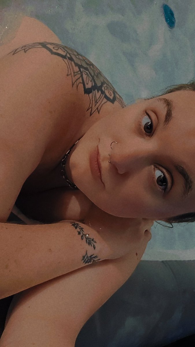 AltTabGamerGirl's tweet photo. Im ready for more nights in the hot tub https://t.co/cHfFsWotMt