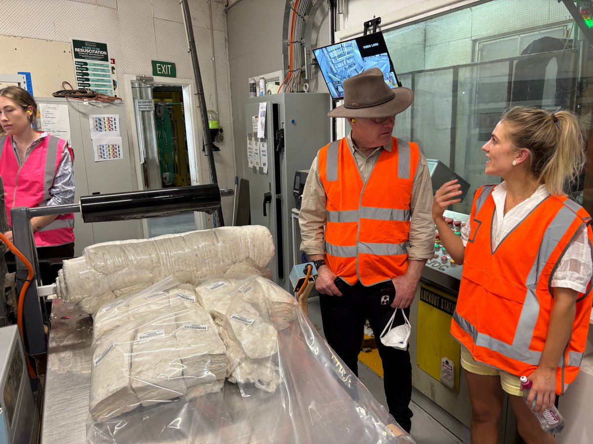 theCEWH's tweet photo. Last week we toured the wonderful #Macquarie region with @MD_Basin_Auth. 📍

The #CEWH Dr Simon Banks and our Local Engagement Officer were there to:

💧 Discuss #WaterForTheEnvironment.

💬 Learn from local knowledge and insights.

🤝 Meet with #Community and local government. https://t.co/8h4HhygL4y