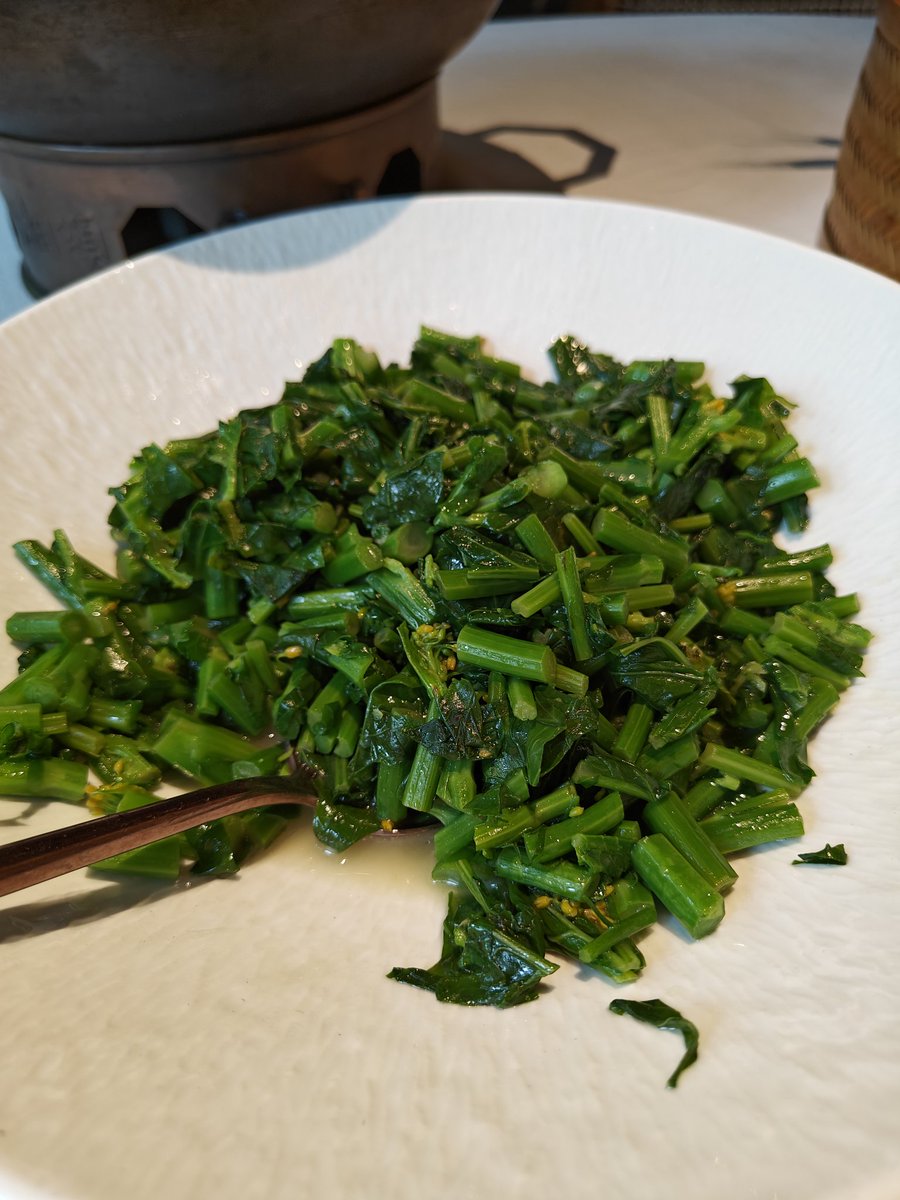 原来新鲜板蓝根可以炒来吃的。查了一下，十字花科的，难怪