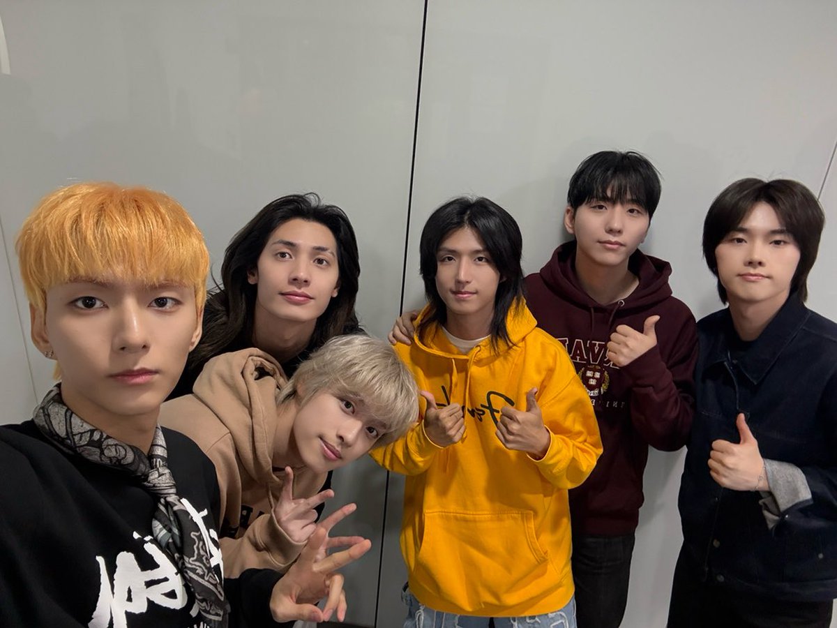 [ #Xtra_Scenes ]

오랜만에 정오의 희망곡 나들이 📻
엑디즈와 시작하는 화요일✨
빌런즈 즐거우셨나요🫧 

#XdinaryHeroes #엑스디너리히어로즈
#LXVE_to_DEATH
#ICU
#WE_ARE_ALL_HEROES
#정오의희망곡 #MBCFM4U