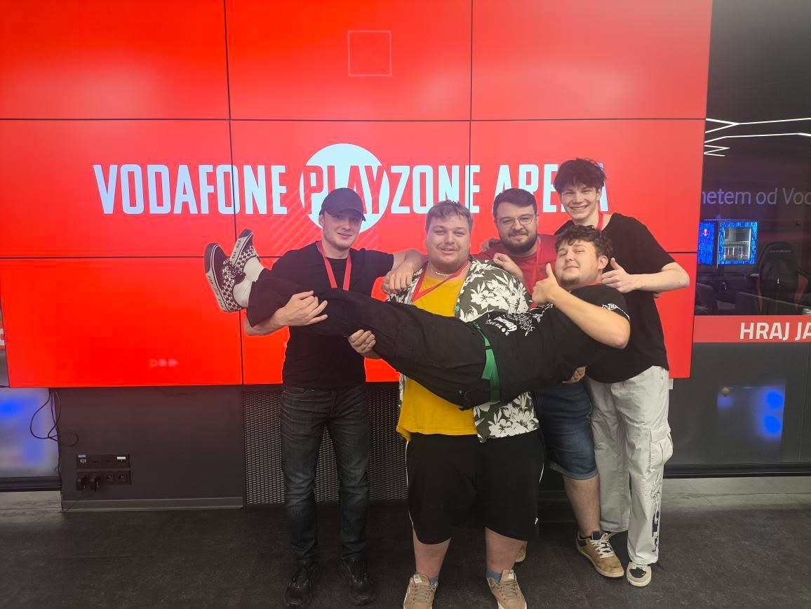 OH zapomněl jsem to sem asi dát... 
Bronz z PZ R6S Challenge! 
Během tohoto týdne budu vydávat video z 14h záznamu z celé akce 💀
Měl bych se všema momentama a zápasy vlézt do sestříhané hodiny bylo tam toho fakt moc. 
OH a offiko jsem retirnul <a href="/PEDR0_FPS/">PEDRO</a>