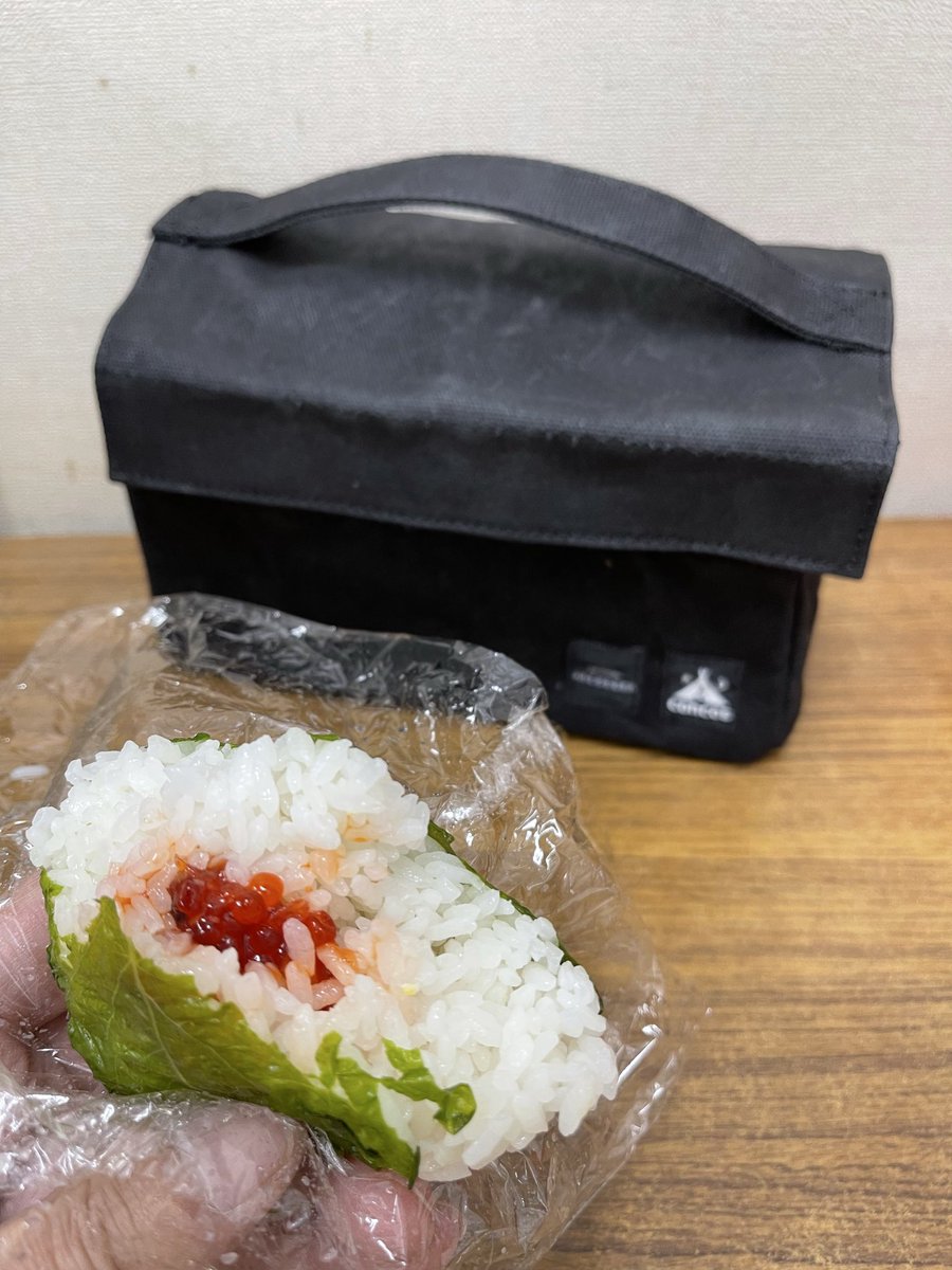 IcemanSoloCamp's tweet photo. 今日は『シソ巻きおにぎり、具はすじこ』

あ、遅ようございます😊

#OnigiriAction
#おにぎりアクション2025
#遅弁
#CONCOS
#ARCORORA https://t.co/6ofZEfaZ0y