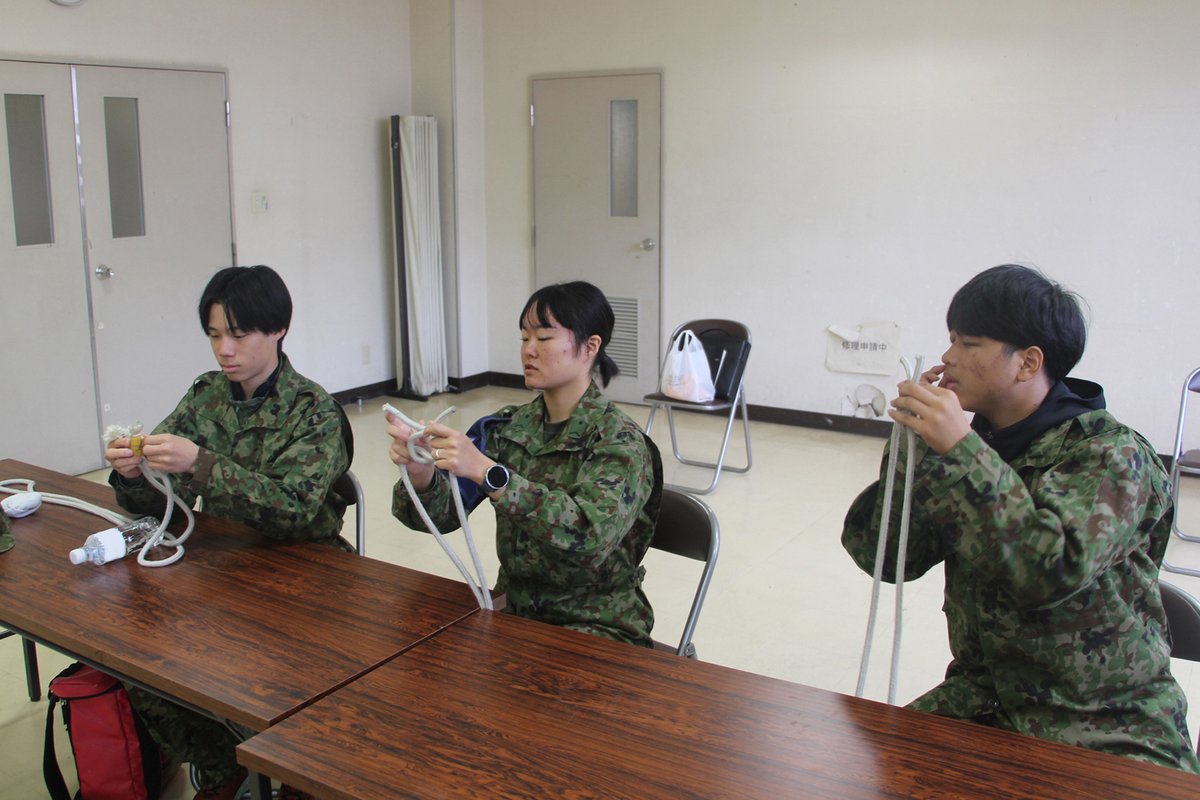JGSDF_Nayoro's tweet image. #名寄駐屯地 は #北海道下川商業高等学校 の #総合的な探求の時間 に協力しました。
２日日は #携帯偽装網 の着用体験や #ＬＡＮケーブル の作成などを学生達に楽しんでもらいました。
駐屯地は今後も明るい未来へと歩む学生達の職場体験学習の時間を支援していきます。
#自衛隊 #ギリースーツ