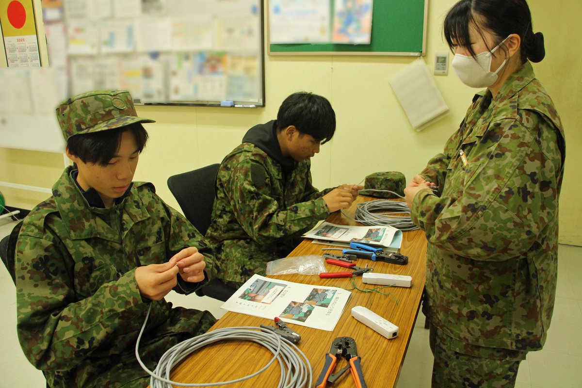 JGSDF_Nayoro's tweet image. #名寄駐屯地 は #北海道下川商業高等学校 の #総合的な探求の時間 に協力しました。
２日日は #携帯偽装網 の着用体験や #ＬＡＮケーブル の作成などを学生達に楽しんでもらいました。
駐屯地は今後も明るい未来へと歩む学生達の職場体験学習の時間を支援していきます。
#自衛隊 #ギリースーツ