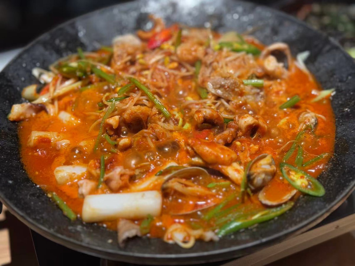 一锅乱炖的韩国铁板，章鱼好吃