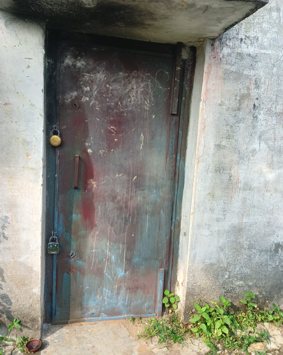 Arjunsingh1878's tweet image. सोनभद्र :- 
● चोपन थाना अंतर्गत नौटोलिया में धवाईडंडी मार्ग पर लगभग 13 वर्ष पूर्व बना मैगजिन बना अवैध भंडारण का अड्डा 
● ग्रामीणों ने बताया कि रात्रि में होती है लगभग एक माह से बारूद की रखरखाव 
● ग्रामीणों में दहशत बरकरार 
●  ग्रामीणों के अनुसार बस्ती से सटे मैगजीन का निर्माण…