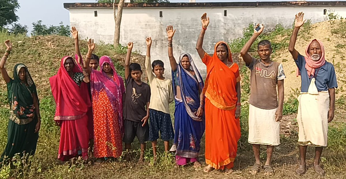 Arjunsingh1878's tweet image. सोनभद्र :- 
● चोपन थाना अंतर्गत नौटोलिया में धवाईडंडी मार्ग पर लगभग 13 वर्ष पूर्व बना मैगजिन बना अवैध भंडारण का अड्डा 
● ग्रामीणों ने बताया कि रात्रि में होती है लगभग एक माह से बारूद की रखरखाव 
● ग्रामीणों में दहशत बरकरार 
●  ग्रामीणों के अनुसार बस्ती से सटे मैगजीन का निर्माण…