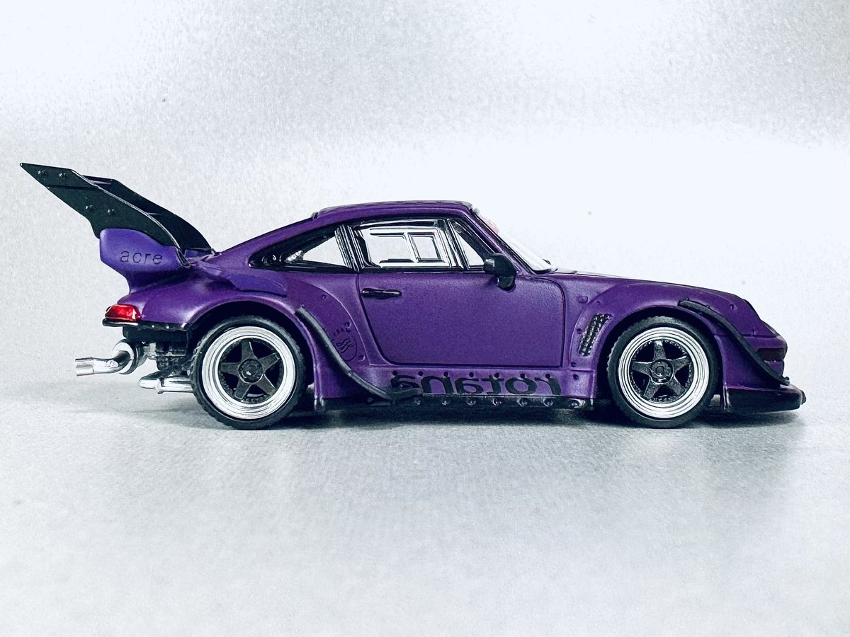 otohimegogo's tweet image. RWB 993 Rotana Purple
RWBの中井氏が所有する993。
サーキット走行用のド派手なウイングが目を引く。
ミニカーは新興メーカーのモデルモデル製1/64。
ダイキャスト薄め、シャシーはプラ製で軽い作りだが、シャープなホイールやエキパイの取り回しなど細部に拘りを発揮している。

#modelmodel