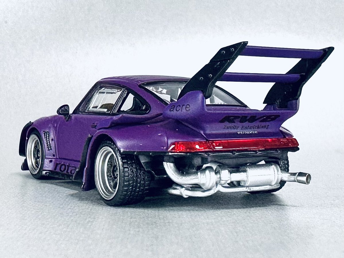 otohimegogo's tweet image. RWB 993 Rotana Purple
RWBの中井氏が所有する993。
サーキット走行用のド派手なウイングが目を引く。
ミニカーは新興メーカーのモデルモデル製1/64。
ダイキャスト薄め、シャシーはプラ製で軽い作りだが、シャープなホイールやエキパイの取り回しなど細部に拘りを発揮している。

#modelmodel