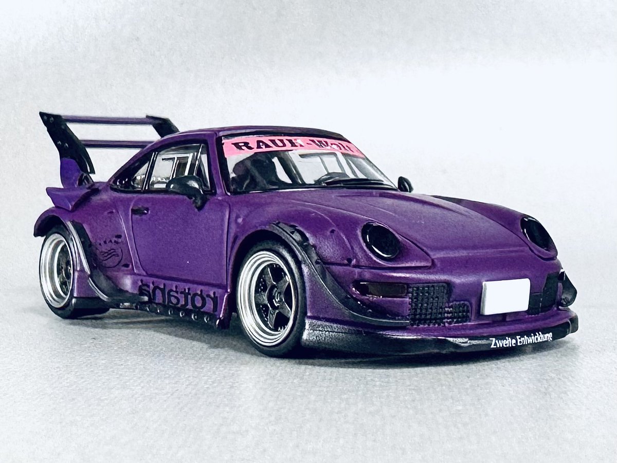 otohimegogo's tweet image. RWB 993 Rotana Purple
RWBの中井氏が所有する993。
サーキット走行用のド派手なウイングが目を引く。
ミニカーは新興メーカーのモデルモデル製1/64。
ダイキャスト薄め、シャシーはプラ製で軽い作りだが、シャープなホイールやエキパイの取り回しなど細部に拘りを発揮している。

#modelmodel