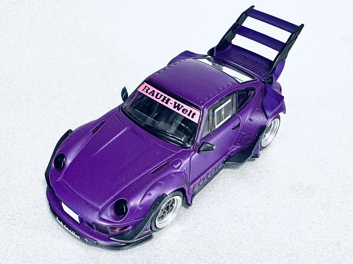 otohimegogo's tweet image. RWB 993 Rotana Purple
RWBの中井氏が所有する993。
サーキット走行用のド派手なウイングが目を引く。
ミニカーは新興メーカーのモデルモデル製1/64。
ダイキャスト薄め、シャシーはプラ製で軽い作りだが、シャープなホイールやエキパイの取り回しなど細部に拘りを発揮している。

#modelmodel