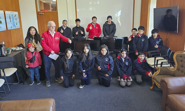 Actualidad regional | Gobierno Regional de Los Lagos entrega computadores al Colegio Altas Cumbres de Puerto Varas elinsular.cl/noticias/los-l…