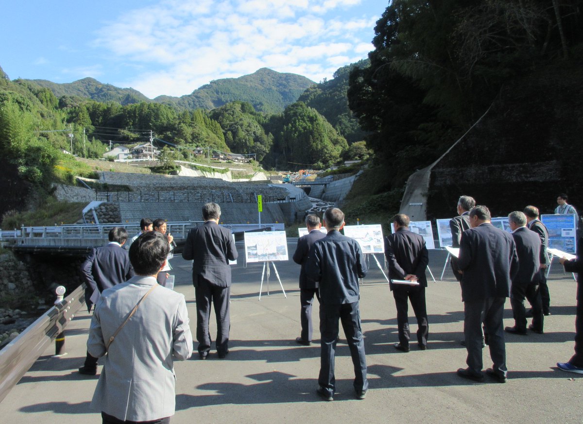 sabo_JSA's tweet photo. 10月23日～24日、福岡県内において「砂防現地視察と討論会」を開催しました。全国各地から16名の市町村長にご参加いただき、久留米市のR5年災害復旧現場、朝倉市及び東峰村のH29年災害被災箇所に施工された砂防施設の効果について視察。現地討論会においては活発な意見交換が行われました。#砂防協会 https://t.co/0f01stO2AJ