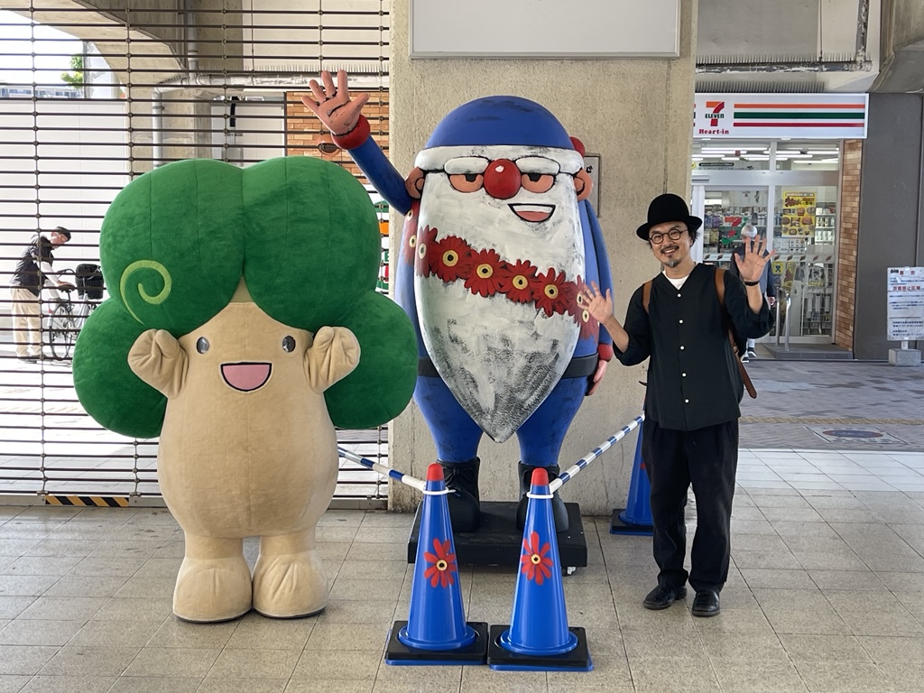 大阪・関西万博で完成した「みらいサンタ」がJR忍ケ丘駅に登場！】 PR