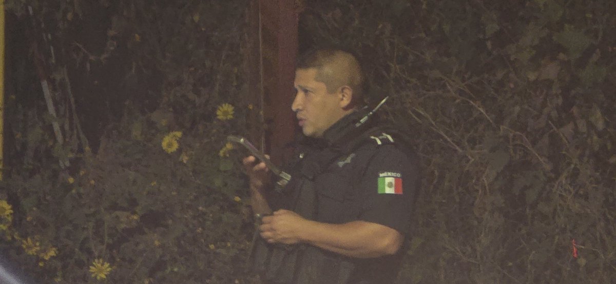 .<a href="/municipio_leon/">Municipio de León</a> <a href="/AleGutierrez_mx/">𝗔𝗹𝗲 𝗚𝘂𝘁𝗶𝗲́𝗿𝗿𝗲𝘇</a> <a href="/Seguridad_Leon/">Secretaría de Seguridad León, Guanajuato</a> , terrible el valor humano de algunos de tus elementos.
Una oficial envistió en exceso de velocidad, a un amigo de mi familia, y todos estos, viendo en dolor de los deudos, se rieron como si fuera un chiste
¡TERRIBLE!