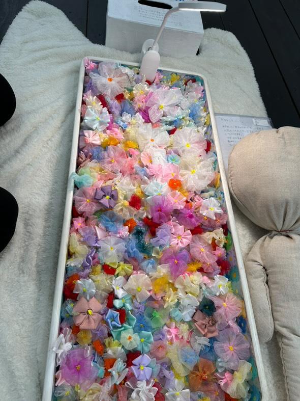 tukinonezumi's tweet image. 誤字見付けて上げ直しまくってすみません…城下さんみふくさんはいつもご自分の作品の説明が丁寧で何だったら他の作家さんの説明までちゃんとしてくれて私の展示も気にかけて見にくれたりとめちゃめちゃ素敵な先輩作家さんです✨
城下さんがおしぼりでおそうしきごっこしてくれた思い出の写真です💐