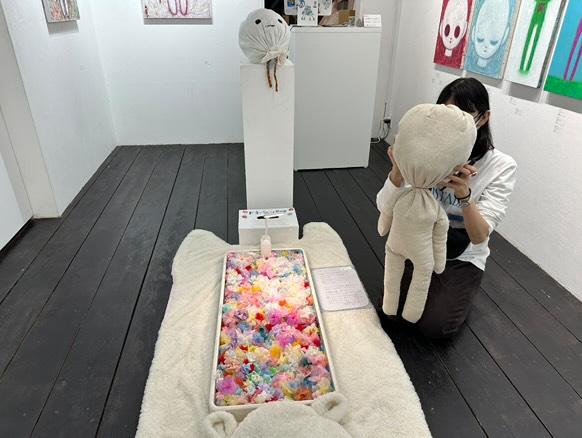 tukinonezumi's tweet image. 誤字見付けて上げ直しまくってすみません…城下さんみふくさんはいつもご自分の作品の説明が丁寧で何だったら他の作家さんの説明までちゃんとしてくれて私の展示も気にかけて見にくれたりとめちゃめちゃ素敵な先輩作家さんです✨
城下さんがおしぼりでおそうしきごっこしてくれた思い出の写真です💐