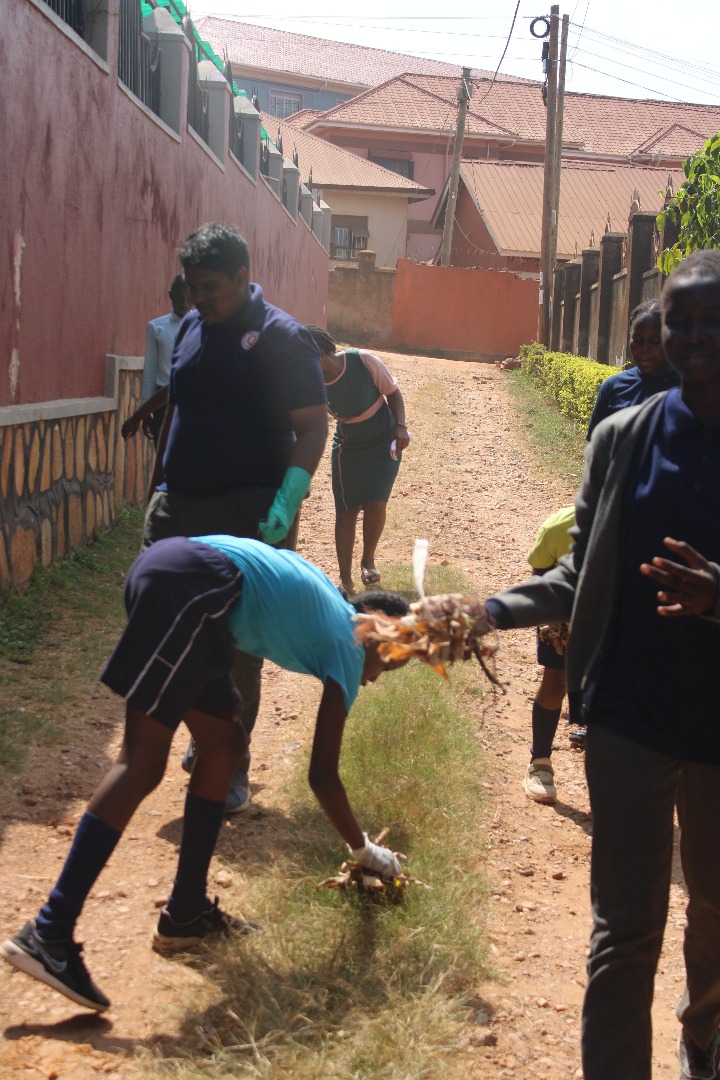 nanserekomadri2's tweet image. Sweeping more than just floors!

@QINES_kyanja Students clean up Kyanja market, spreading cleanliness and community pride!
 Visit our Website pearson.com
 #KyanjaClean 
#CommunityService&quot;