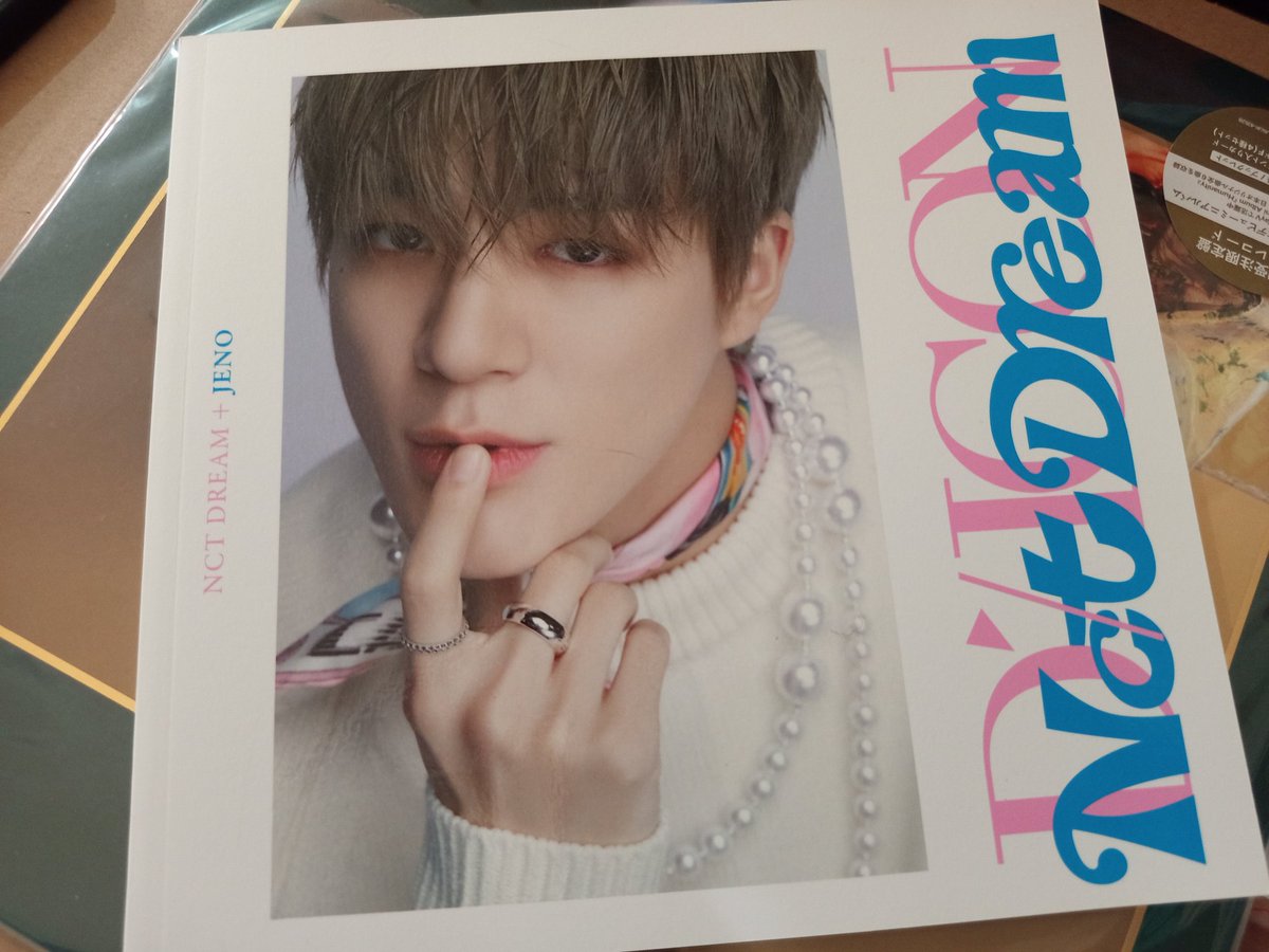 PLISS AKSSKSKDKAKS photobook dicon bahan kertasnya cakep banget plissss 😍😍 worth it bingitss dpt di harga 12k 🤗