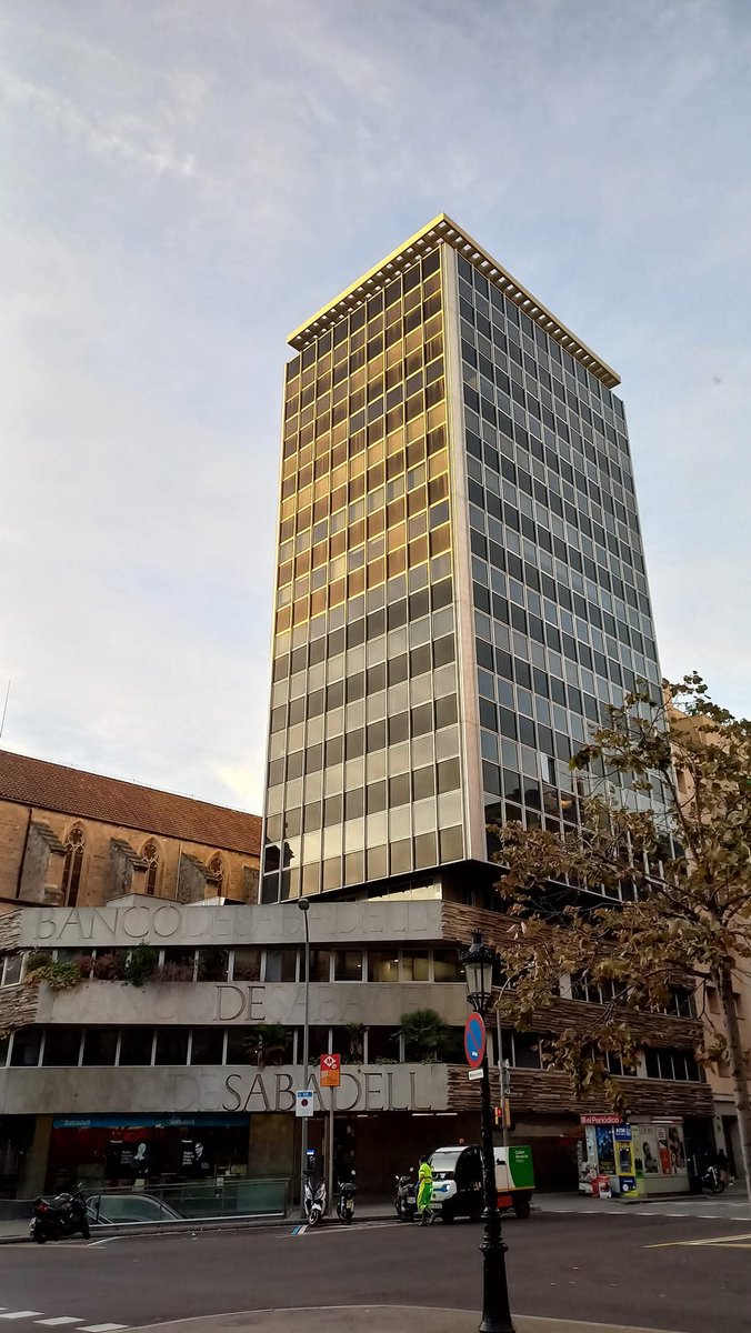 PaisatgesC's tweet image. Passejant per Barcelona. 
Rambla de Catalunya. Arquitectura. #Barcelona #bcn #eixample #descobrirbcn