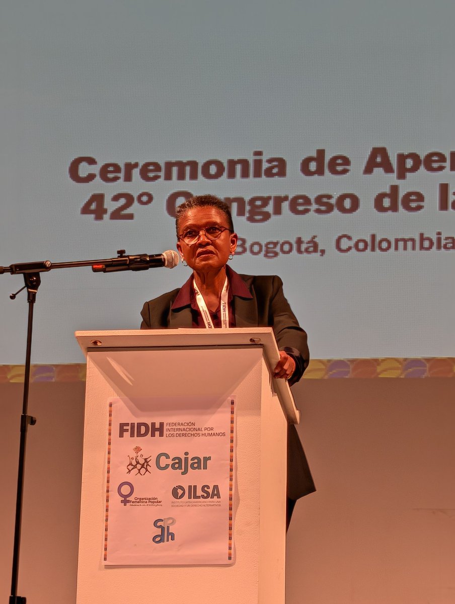 Ouverture du Congrès de la #FIDH: mise à l'honneur de nos organisations membres au #Soudan, en #Ukraine &amp; #Russie et en #Palestine &amp; #Israël. Elles font un travail difficile!
Bravo à notre présidente Alice Mogwe, du Botswana.
Une équipe mondiale pour la défense des #droitshumains