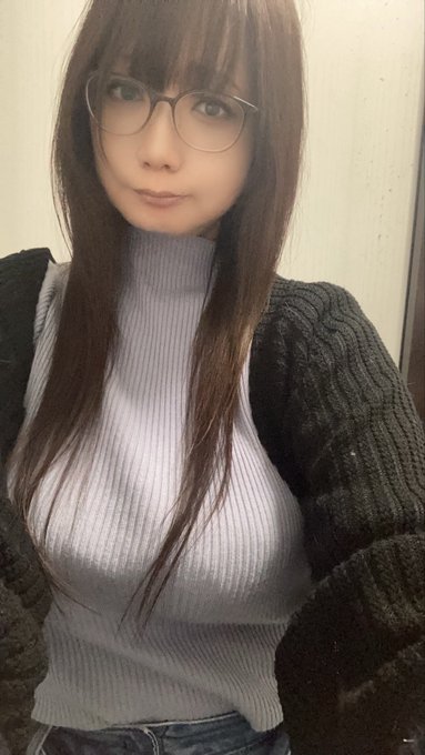 本日の美容院速報です
長さとか全く変えてないので何の変化もありませぬ

髪の毛の色を1段階暗くして欲しいですと伝えた気がしますが
どうも1段階明るくなってる気がします..🥳ウヒョー 