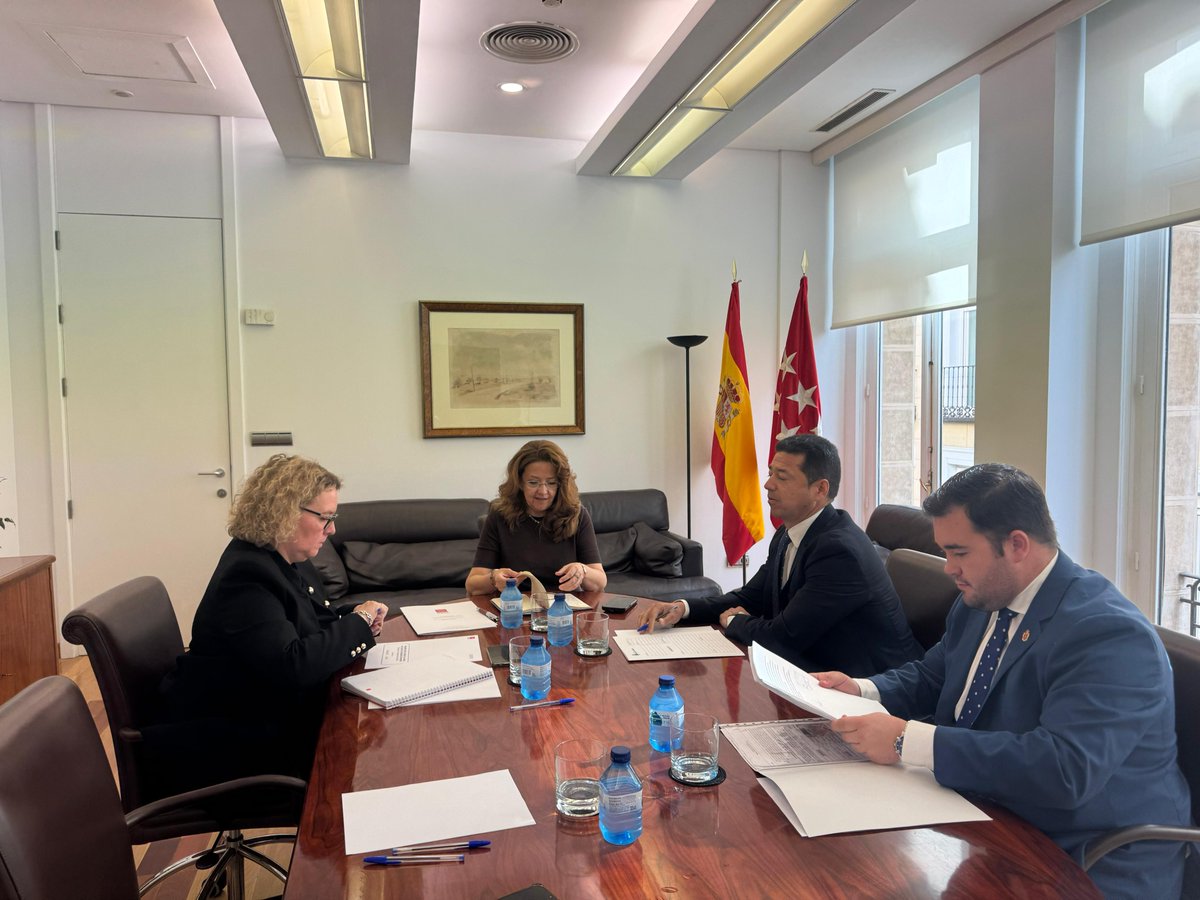 🤝Reunión de la consejera de Sanidad, Fátima Matute, con el alcalde de Humanes <a href="/AytHumanes/">Ayuntamiento de Humanes de Madrid</a> 

✅ Se han abordado las necesidades del municipio en materia sanitaria para trabajar juntos por la mejora de la asistencia a los vecinos.
