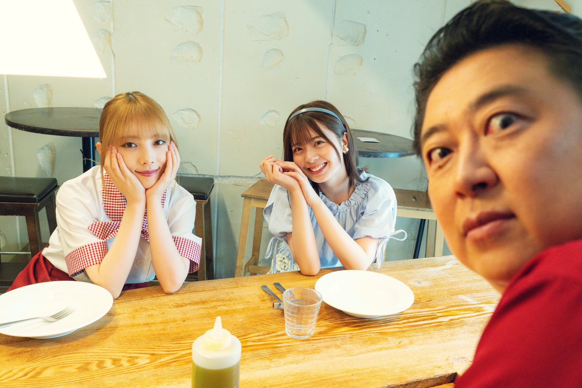 『#死ぬまでバズってろ！！ 』📱⚡️

╭⋟───────────────╮

店長(#吉田ウーロン太)とも
撮影合間にパシャリ📸

╰───────────────⋞╯

第1.2話が見逃し配信中👊🏻
❯❯ tver.jp/series/sr4bgkj…

#与田祐希 /主演
#星乃夢奈
#死ぬバズ
#ドラマ特区