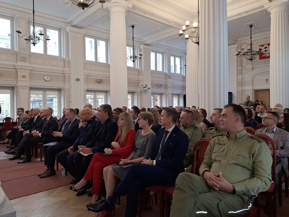 OIPRzeszow's tweet image. "Zatrudnianie cudzoziemców zgodnie z polskimi przepisami". W @PUW trwa konferencja poświęcona powierzania legalnej pracy obcokrajowcom organizowana przez @OIPRzeszow i @puwrzeszow
Szczegóły wkrótce na: rzeszow.pip.gov.pl
#PIP #LegalnośćZatrudnienia