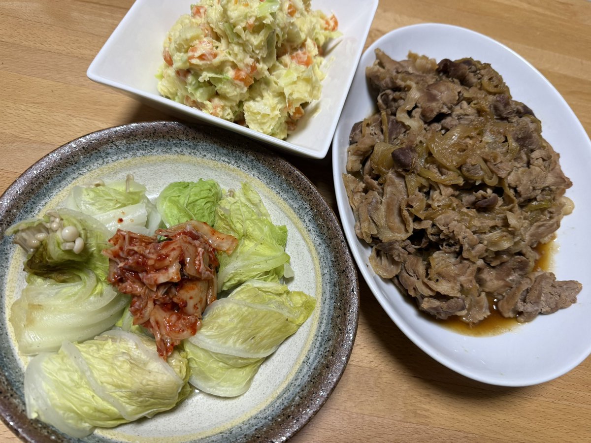 今日も朝早くから貨物🚛
今日も朝なかなか起きれず、息子の弁当できないかと思った〜💦
急ぎで弁当🍱
今日は娘、練習休み〜⭐️
夜ご飯
生姜焼き
実家で作ってるさつまいもでサラダ
白菜のえのき巻き、キムチで

#夜ご飯 #おうちごはん #貨物