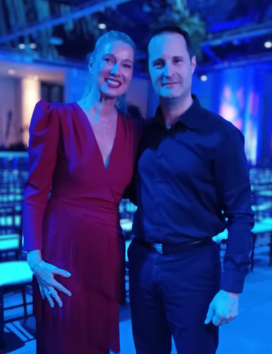 A veces te encuentras con gente bonita en el camino.
Coincidí con <a href="/anneigartiburu_/">Anne Igartiburu</a> en un evento en Madrid y fue encantadora.
Hablamos de gaitas e instrumentos tradicionales del País Vasco, y me dejó bastante impresionado...
Por más gente con su amabilidad y cercanía. 💖