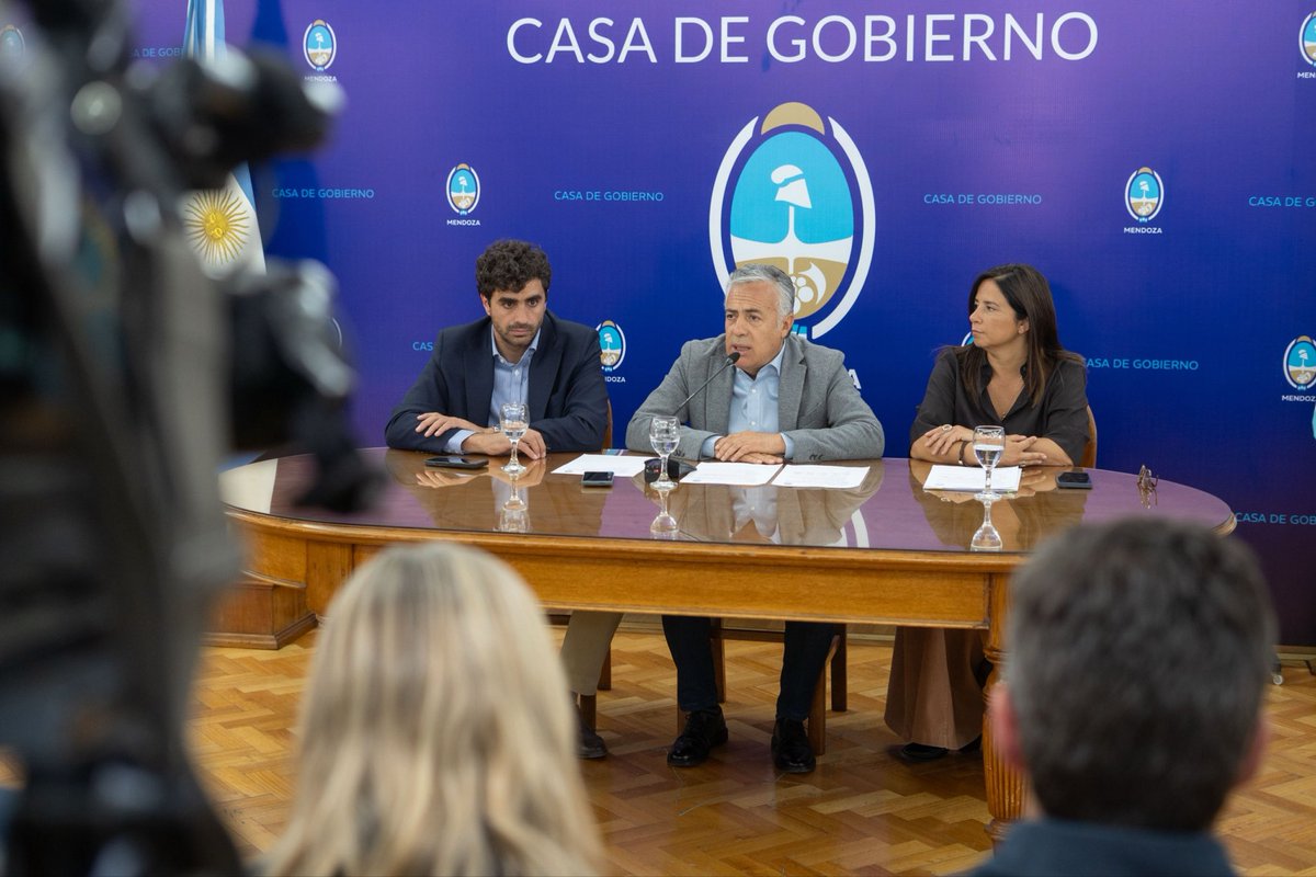alfredocornejo's tweet photo. En los próximos días comenzará la etapa II de la Doble Vía del Este. La obra ya fue adjudicada y la empresa constructora está lista para iniciar. Además, en noviembre se llamará a licitación el tramo III, que completará la conexión entre los tres departamentos del Este y la Ruta 7. Esta infraestructura que se suma al tramo ya inaugurado, va a mejorar el tránsito y la conexión con el Gran Mendoza.

También avanzamos con el Tren de Cercanías del Este. Mañana se publica el llamado a licitación para esta obra de 33km que unirá Junín, San Martín y Maipú, integrando el transporte público.

Todas estas obras, son financiadas con los Fondos del Resarcimiento y tal como venimos demostrando tienen planificación y el objetivo de acompañar el crecimiento, en este caso, del Este mendocino.