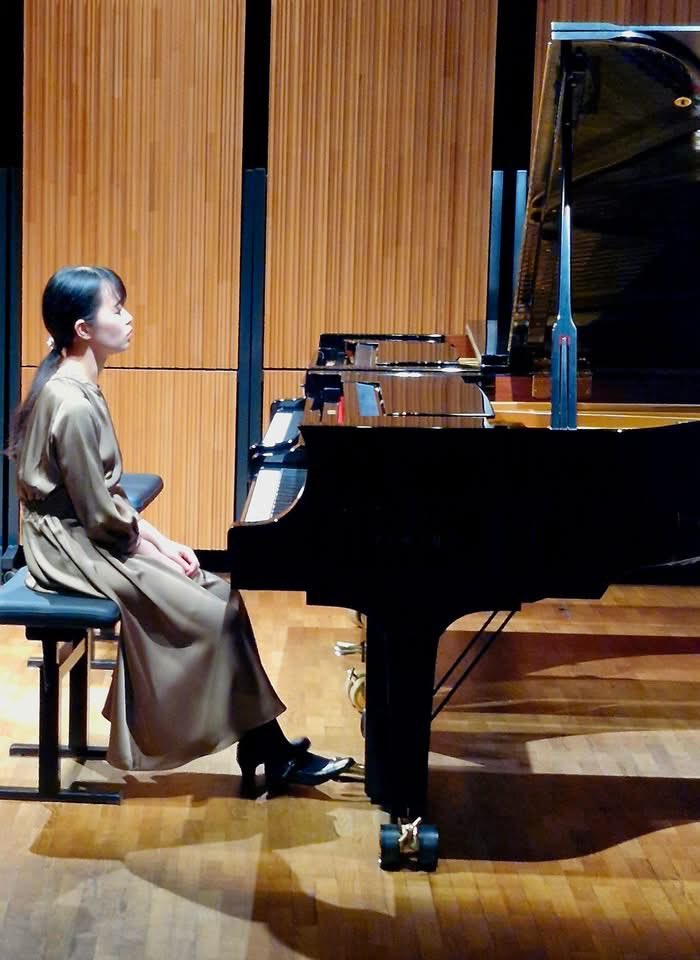yuzukaum's tweet photo. 昨晩はクラスコンサートでした🎹
当日朝は別の曲のレッスンをしてもらい、コンサートは30分ほどのプログラムを弾きました。最近のスイスはすでにダウンを着ている人がいるほど寒いです🥶もう冬ですね(まだ10月なのに🙄) https://t.co/p5b61Ur60U