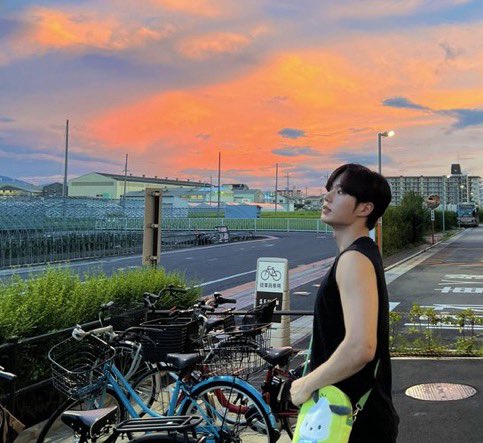 kkumdungi's tweet photo. 지금 진짜 저 가방을. . 매고 밖에 나갔던 거? 존뿜 https://t.co/3uffg9MtKF