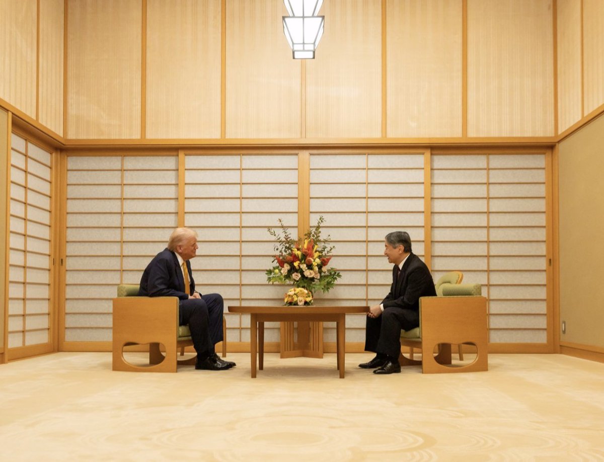 Japon İmparatoru Naruhito ile ABD Başkanı Trump görüşmesinin görüntüleri paylaşıldı. 
Görüşme o kadar sade bir odada yapılmış ki zarafeti fark etmemeniz mümkün değil. 
Büyüklüğün gösteriş ile olmadığını burada tekrar görüyoruz! #Trump #Naruhito