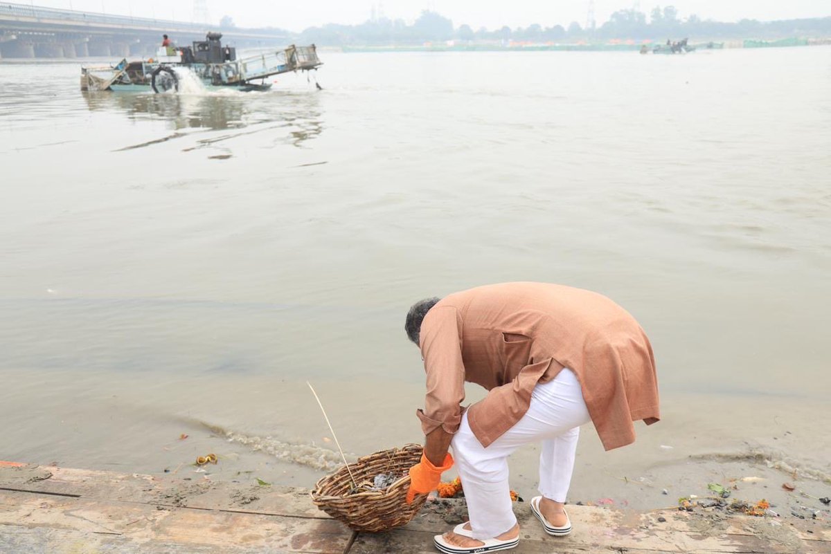 p_sahibsingh's tweet photo. छठ पर्व की आस्था और स्वच्छता – दोनों का संतुलन

छठ पर्व धूमधाम से सम्पन्न हो गया है, लेकिन हमारी जिम्मेदारी अभी जारी है। आज ITO छठ घाट पर सफाई अभियान में हिस्सा लिया, ताकि कहीं भी गंदगी जमा न हो और दिल्ली स्वच्छ बनी रहे। https://t.co/UhM0uEC1KG