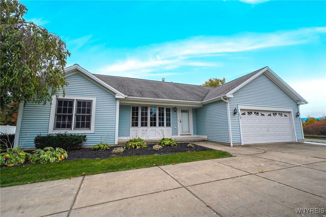 VantineKim's tweet photo. You're invited! Come see this amazing home in Hamburg NY at our open house.
- Kimberly Van Tine with WNY Metro Roberts Realty
- Contact me at 716.536.9309 https://t.co/O51fnpR3pd