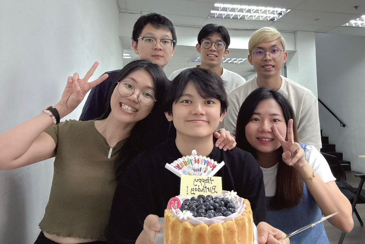 Declarators_'s tweet image. Happy Birthday to An Ru from our Airfreight team! 🎂✨

Thank you so much for working on your birthday!

#Declarators #Airfreight #DeclaratorsCulture #BirthdayCelebration
