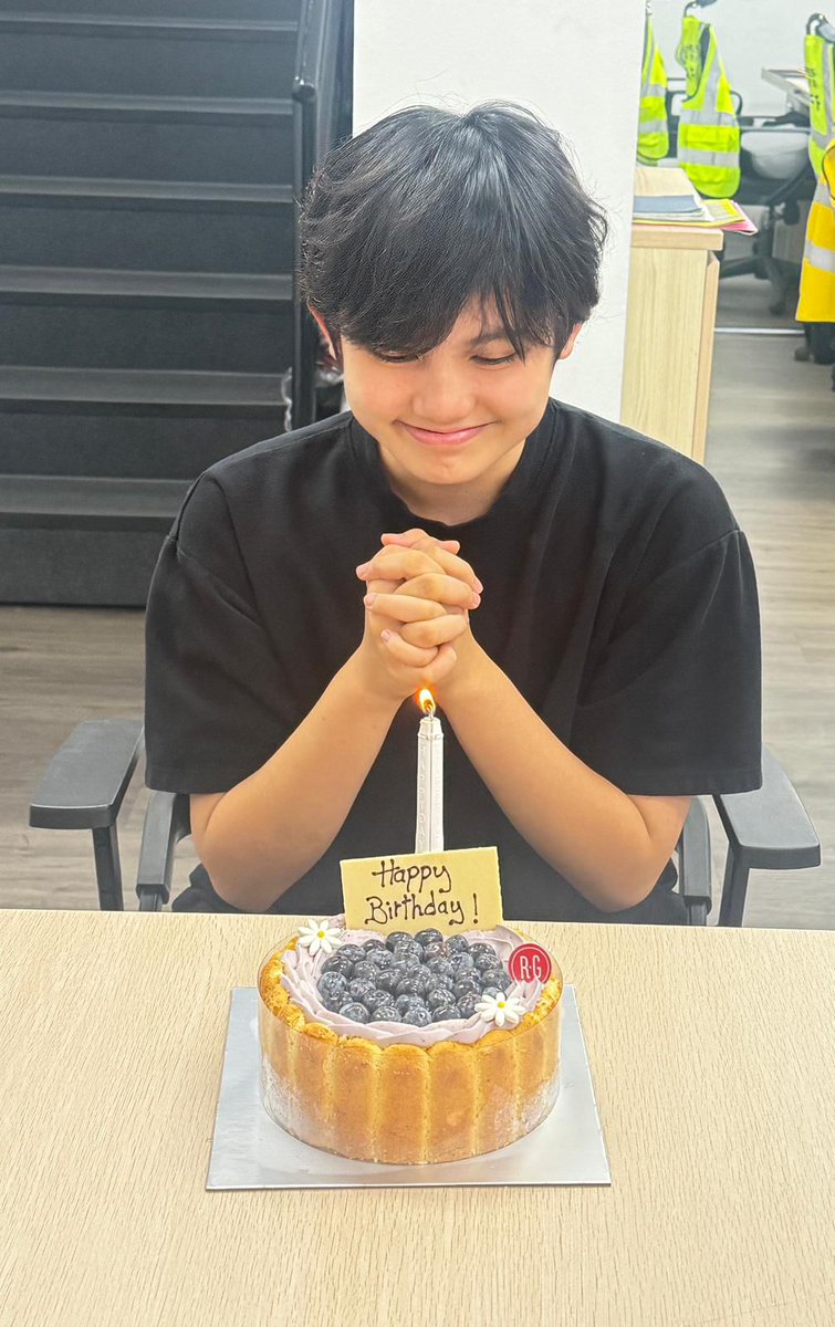 Declarators_'s tweet image. Happy Birthday to An Ru from our Airfreight team! 🎂✨

Thank you so much for working on your birthday!

#Declarators #Airfreight #DeclaratorsCulture #BirthdayCelebration