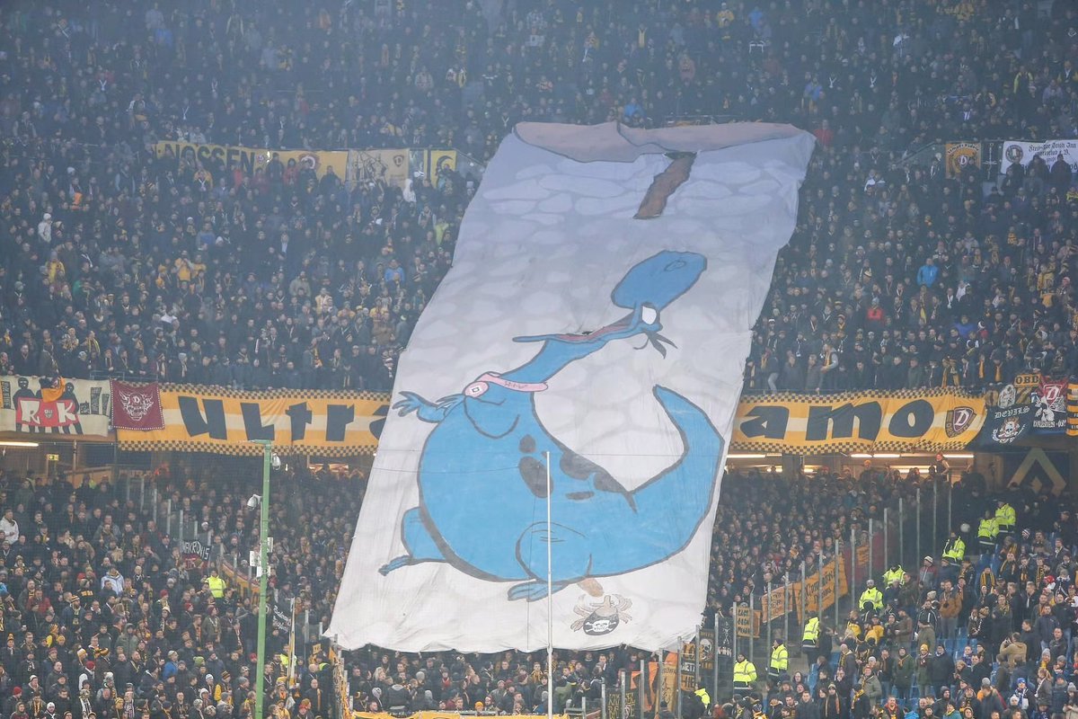 disco_tosic's tweet image. das beste an der choreo ist die vorstellung wie 20 männer unter der woche zusammengesessen und einen plan ausgetüftelt haben wie ein überdimensionales arschloch dem hsv dino in den mund stuhlt