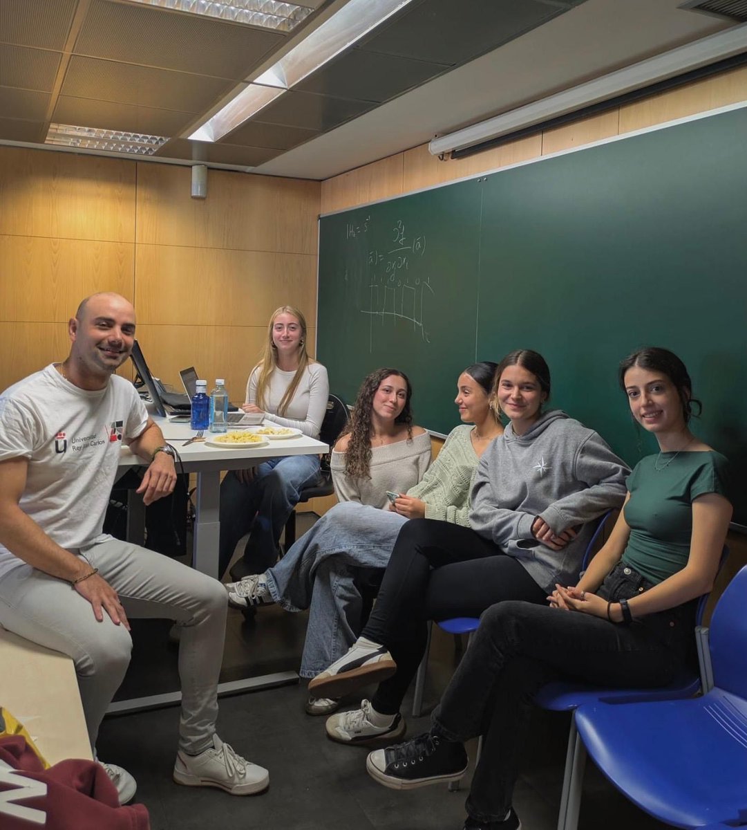 ISE_URJC's tweet photo. Arranca el #Mentoring en @ISE_URJC  de la @urjc 
Gracias a Amelia, Minerva, Noa, Jorge e Irene por acompañar a los nuevos estudiantes con entusiasmo y compromiso. 👏
#OUM #MentoresURJC https://t.co/fOsHtikiVp