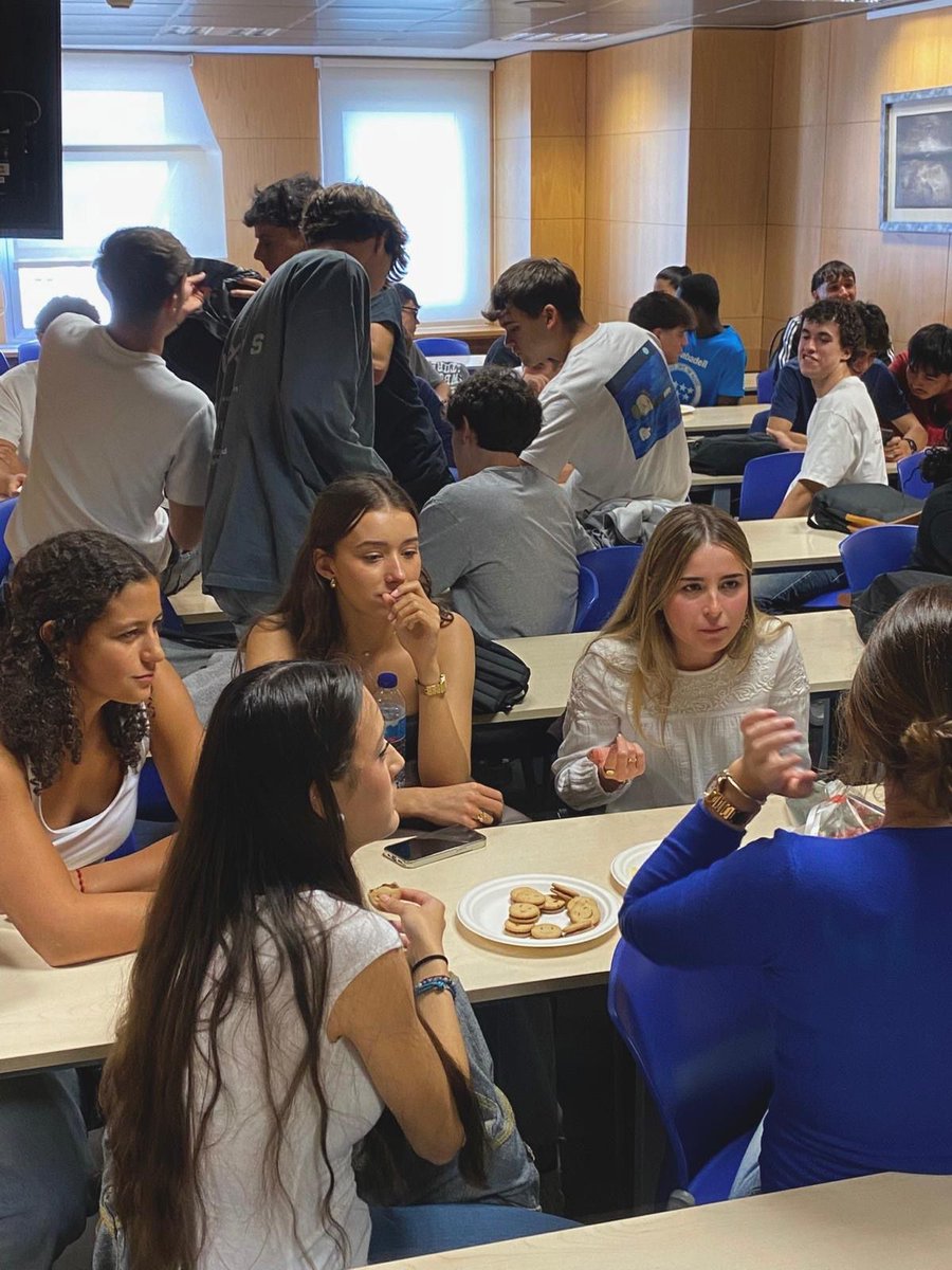 ISE_URJC's tweet photo. Arranca el #Mentoring en @ISE_URJC  de la @urjc 
Gracias a Amelia, Minerva, Noa, Jorge e Irene por acompañar a los nuevos estudiantes con entusiasmo y compromiso. 👏
#OUM #MentoresURJC https://t.co/fOsHtikiVp