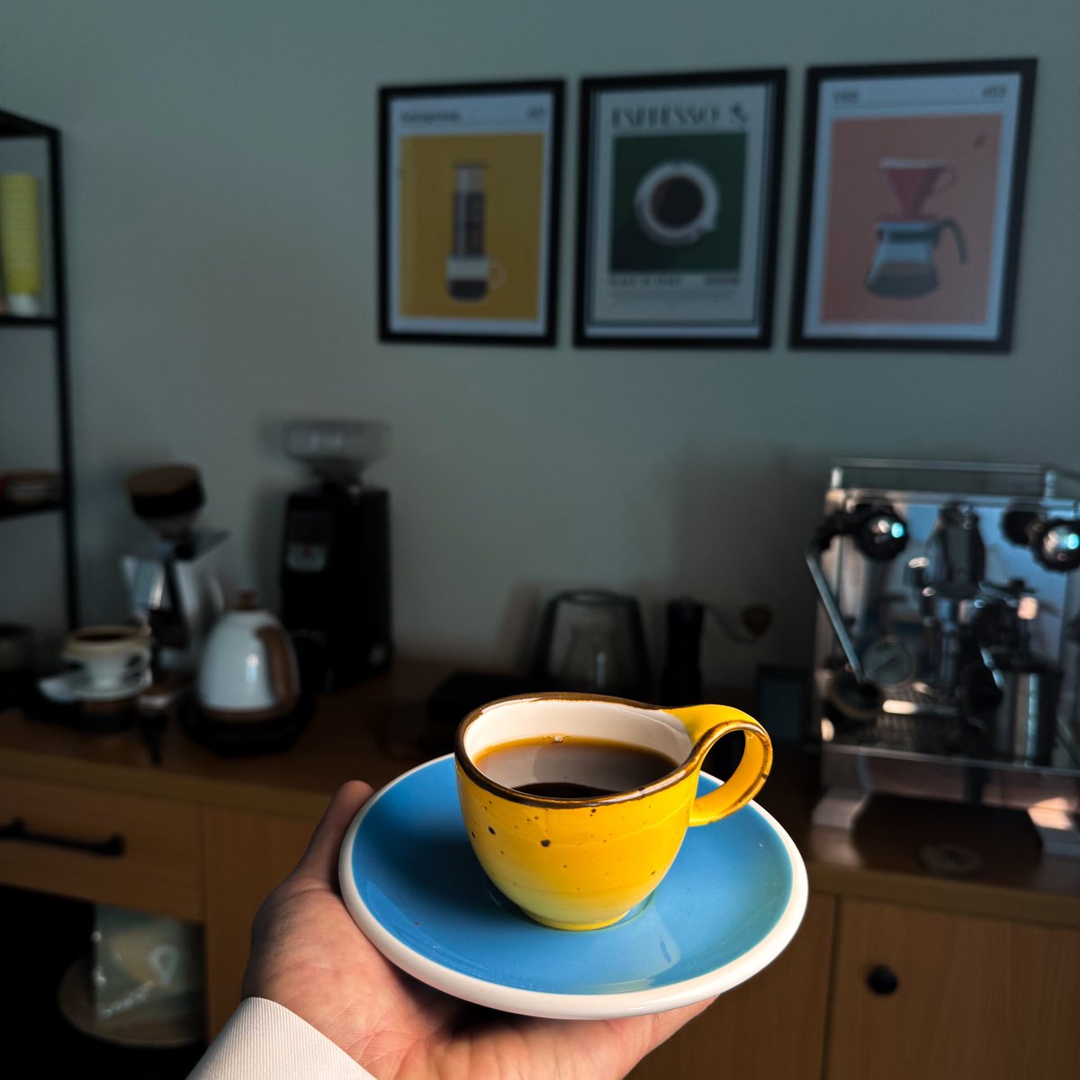 اللي يعد المزاج النصر 💛💙 ، القهوة ☕️ مجرد روتين.