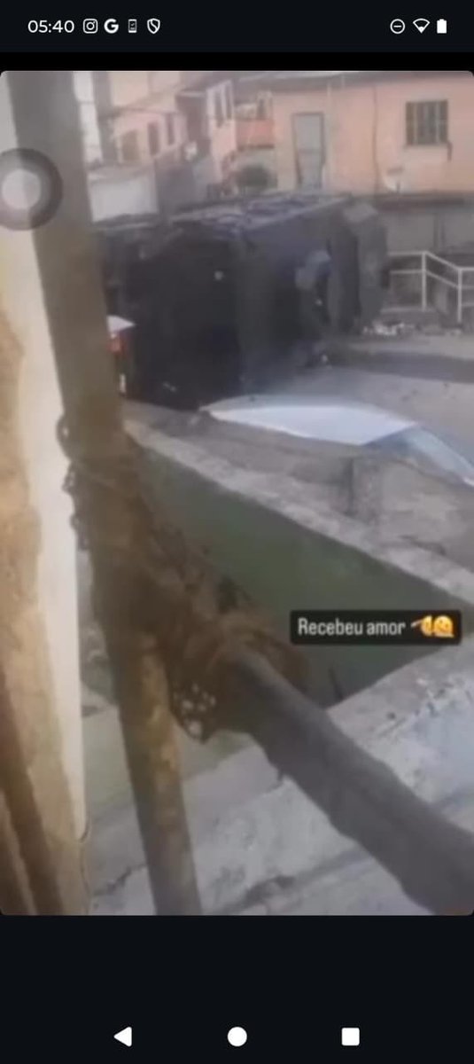 Penha - Alemão 

Registro de um Caveirão que virou no interior da comunidade.