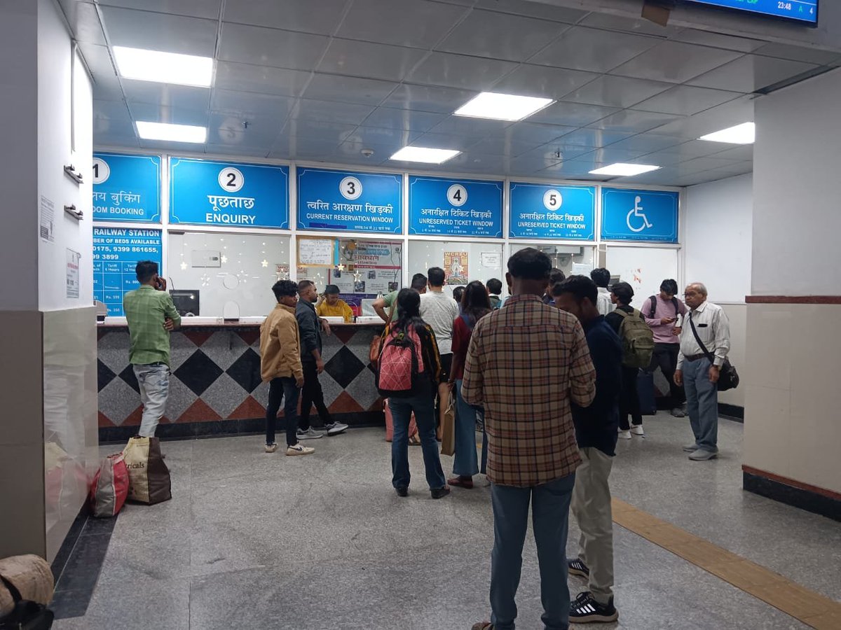 BhopalDivision's tweet photo. #Passenger_Amenities  #FestivalSpecialArrangements  #यात्री_सुविधा #Crowd_Management   त्यौहारों के मद्देनजर रेल यात्रियों की सुविधा हेतू मंडल के स्टेशनों पर संचालित की जा रही है अतिरिक्त टिकट खिड़कियां  | #IndianRailways  @RailMinIndia @gmwcrailway @wc_railway @drmkota @drmjabalpur @AshwiniVaishnaw @RavneetBittu @VSOMANNA_BJP